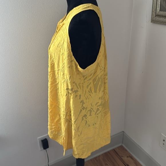 CUPIO Sz XL yellow sleeveless textured split collar ties top blouse - Picture 3 of 8